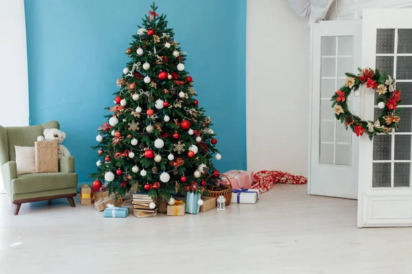 Interno di anno nuovo con albero di Natale con decorazione di regali ghirlanda dicembre — Foto Stock