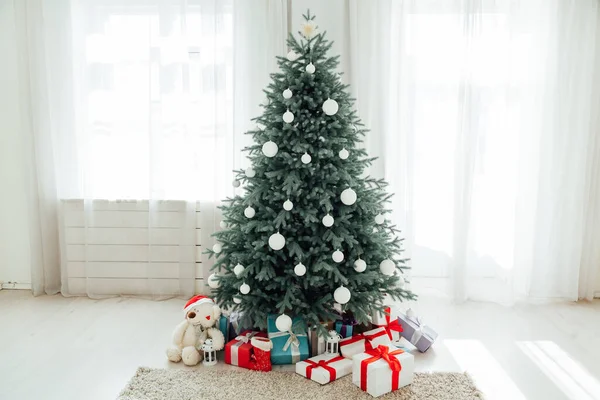 Interior de la tarjeta de Año Nuevo con ventana y árbol de Navidad con regalos — Foto de Stock