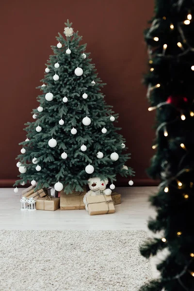Nový rok karta interiér hnědý dekor a vánoční stromeček s dárky — Stock fotografie