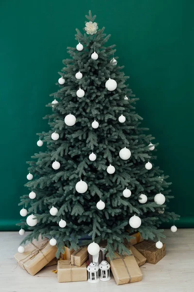 Πρωτοχρονιά κάρτα εσωτερικό πράσινο διακόσμηση και χριστουγεννιάτικο δέντρο — Φωτογραφία Αρχείου