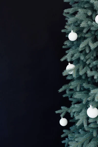 Nyår kort interiör svart inredning och julgran med gåvor — Stockfoto