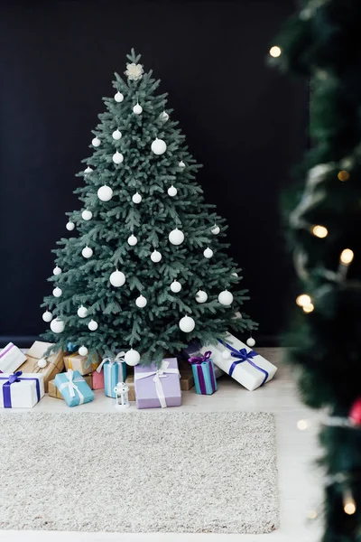 ギフト付きの新年カードインテリア黒の装飾とクリスマスツリー — ストック写真