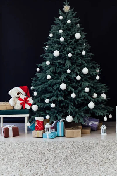 Decoración interior de la tarjeta de Año Nuevo negro y árbol de Navidad con regalos —  Fotos de Stock