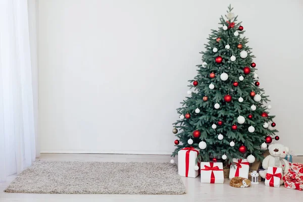 Interior do cartão de Ano Novo do quarto branco decoração vermelha e árvore de Natal com presentes — Fotografia de Stock