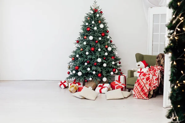 Año Nuevo interior de la tarjeta de la habitación blanca decoración roja y el árbol de Navidad con regalos —  Fotos de Stock