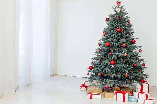 Vánoční strom modrá borovice s dárky interiér nový rok — Stock fotografie
