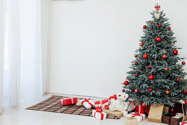 Weihnachtsbaum Blaukiefer mit Geschenken im Inneren Neujahr — Stockfoto