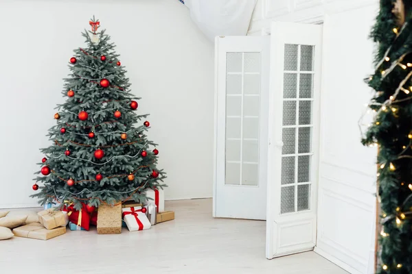 Karácsonyfa kék fenyő ajándékokkal belsőépítészet újév December képeslap — Stock Fotó