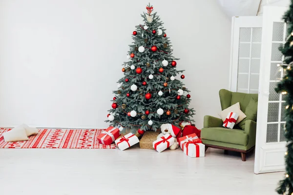 Kerstboom blauwe dennen met cadeaus interieur nieuwjaar December ansichtkaart — Stockfoto