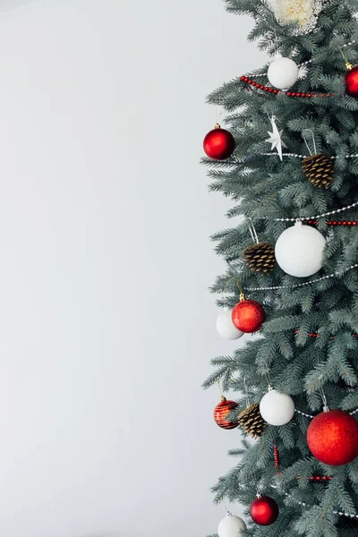 Sapin de Noël pin bleu avec cadeaux intérieur nouvelle année Décembre carte postale — Photo