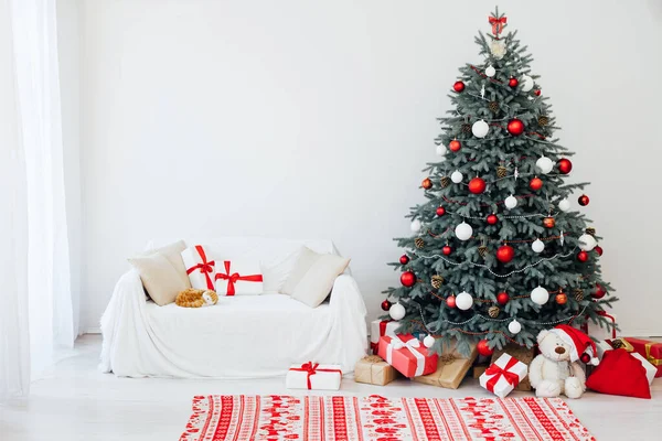 Kerstboom blauwe dennen met cadeaus interieur nieuwjaar December ansichtkaart — Stockfoto