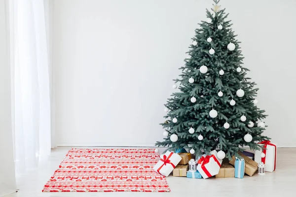 Χριστουγεννιάτικο δέντρο με διακόσμηση δώρα νέο έτος γιορτή φόντο χειμώνα — Φωτογραφία Αρχείου