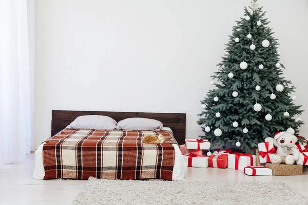 Weihnachtsbaum mit Geschenkdekor Schlafzimmer mit Bett Neujahr Fest Winter Hintergrund — Stockfoto