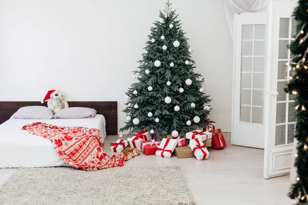 Árvore de Natal com decoração do presente quarto com cama ano novo festa inverno fundo — Fotografia de Stock