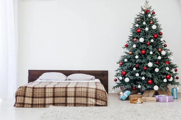 Weihnachtsbaum mit Geschenkdekor Schlafzimmer mit Bett Neujahr Fest Winter Hintergrund — Stockfoto