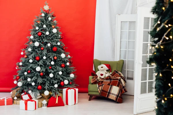 Albero di Natale invernale con decorazioni regalo Capodanno — Foto Stock