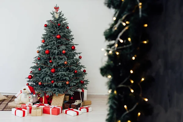 圣诞树，上面有白色装饰的礼物或新年明信片 — 图库照片