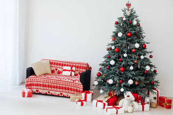 Albero di Natale pino con regali rossi arredamento nuovo anno festa inverno sfondo — Foto Stock