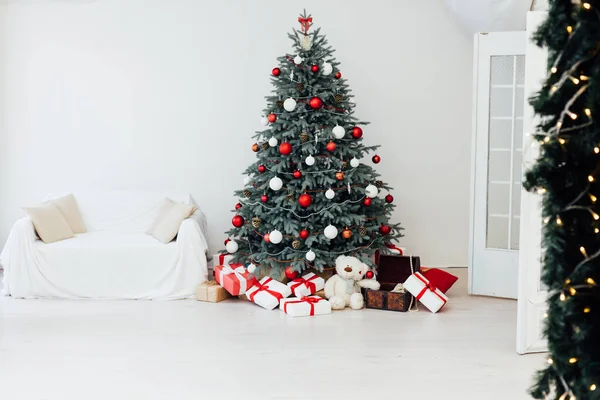 Pinho de árvore de Natal com decoração de presentes vermelhos ano novo festa fundo de inverno — Fotografia de Stock