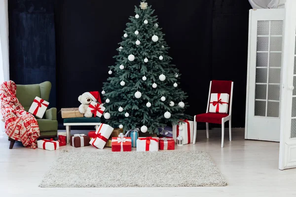 Arbre de Noël avec décor cadeaux Nouvel An Fond d'hiver veille — Photo