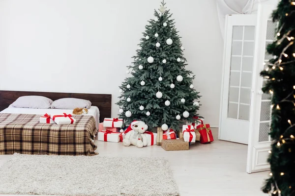 Albero di Natale con arredamento regalo camera da letto con letto nuovo anno banchetto inverno sfondo — Foto Stock