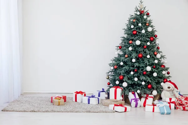 Kerstboom met geschenken decor Nieuwjaarskaart — Stockfoto