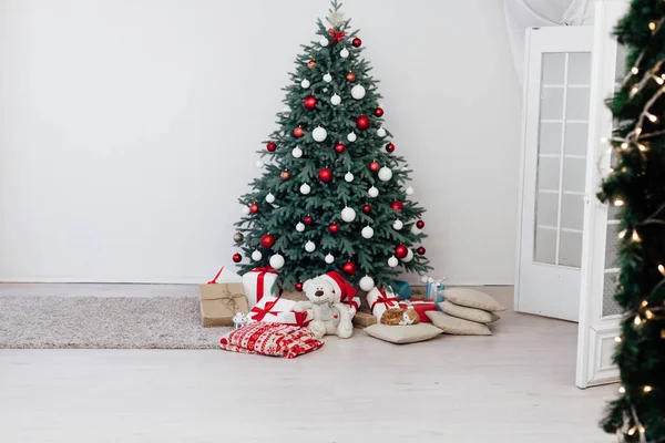 Julgran med presenter inredning nyår vykort — Stockfoto