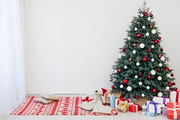 Árvore de Natal com decoração de presentes Cartão postal de Ano Novo — Fotografia de Stock