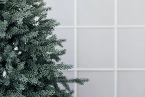 Vinter julgran med gåvor inredning nyårsafton — Stockfoto
