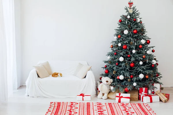 Karácsonyfa fenyő piros ajándékok dekoráció újév ünnep téli háttér — Stock Fotó