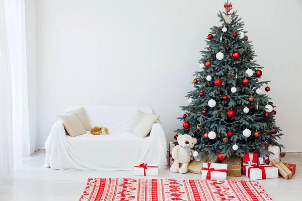 Pinho de árvore de Natal com decoração de presentes vermelhos ano novo festa fundo de inverno — Fotografia de Stock