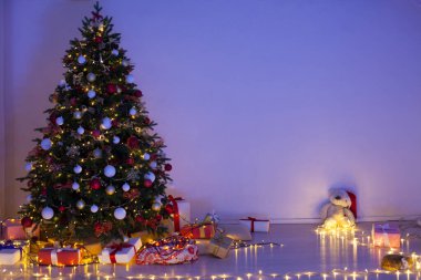 Noel ağacı ışıkları ışık çelenkleri Yeni yıl arifesi sunar