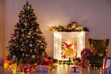 Noel ağacı ışıkları ışık çelenkleri Yeni yıl arifesi sunar