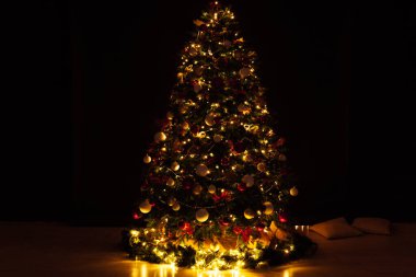 Hediye ışıklarıyla Noel ağacı Yeni yıl süsleri