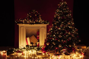 Hediye ışıklarıyla Noel ağacı Yeni yıl süsleri