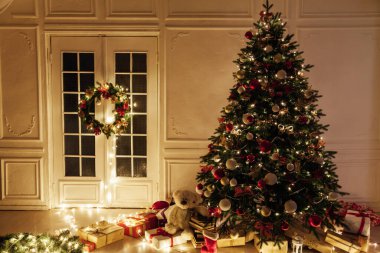 Yılbaşı ağacında hediyeler, iç mekan ışıkları, yeni yıl süsleri...