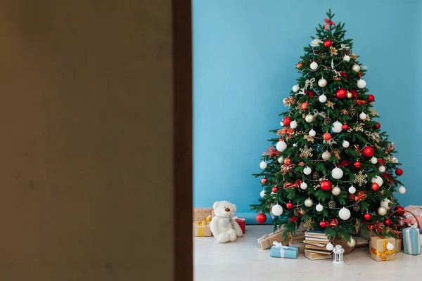 有趣的家圣诞树，装饰着礼物灯，装饰着新年 — 图库照片