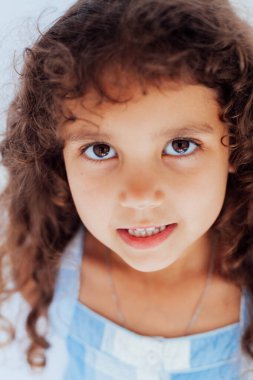 Güzel kıvırcık komik kız portresi beyazın üstünde