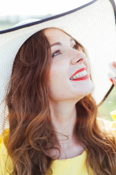 Portrait of a beautiful fashionable woman in a hat with fields — Stock Photo, Image