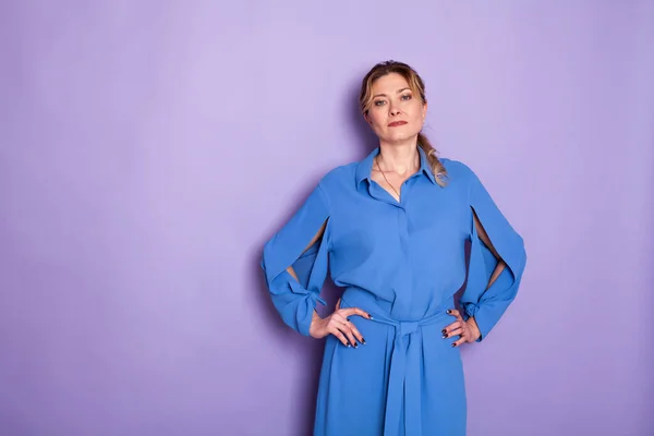 Krásná čtyřicetiletá žena v modrých šatech — Stock fotografie