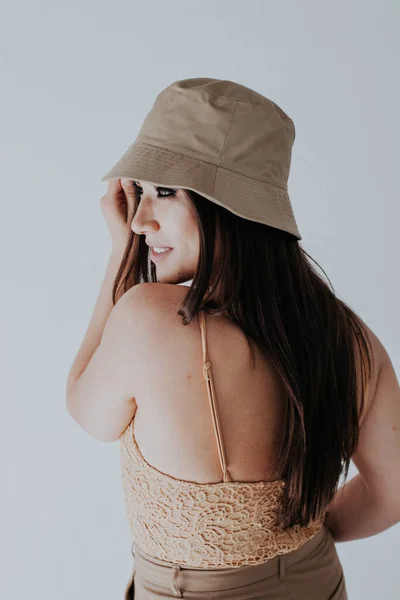 Vacker mode företag brunett kvinna i beige kläder — Stockfoto