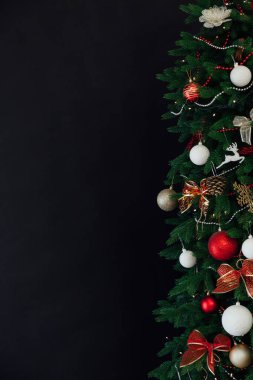 Yılbaşı ağacında hediyeler, iç mekan ışıkları, yeni yıl süsleri...