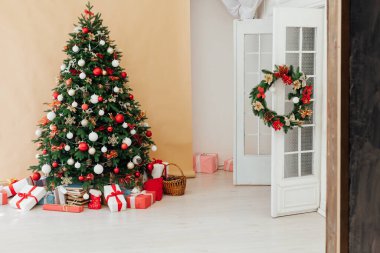 Hediye ışıklarıyla süslenmiş Noel ağacı. Yeni yıl süsleri.