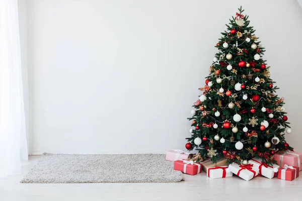 圣诞装饰圣诞树，上面有新年平安夜的礼物 — 图库照片