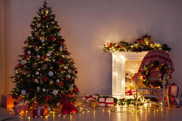 Albero di Natale luci ghirlande di luce Capodanno presenta — Foto Stock