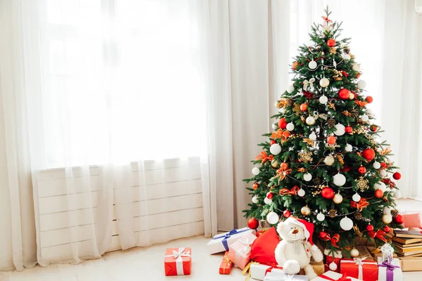 Weihnachtsbaum mit geschenken beleuchtet girlanden dekor neues jahr — Stockfoto