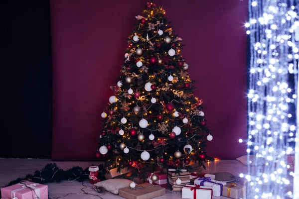 圣诞树配上礼物灯、花环装饰新年 — 图库照片