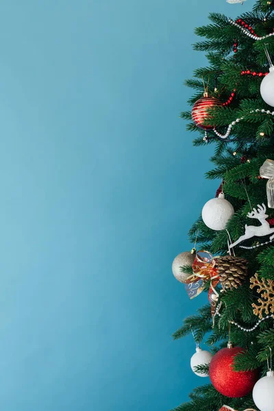 Interer domů vánoční stromek s dárkovými světly věnec dekor nový rok — Stock fotografie