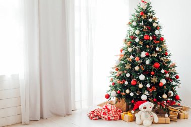 Hediyelerle Noel ağacı yeni yıl süslerini aydınlatır.