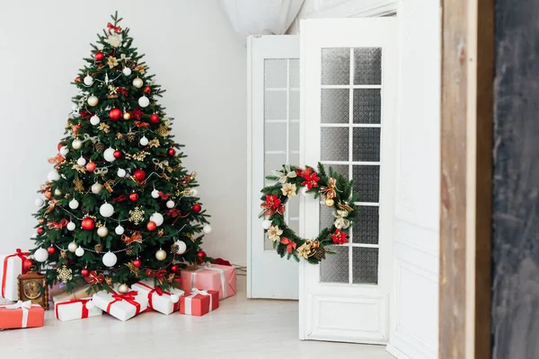 Decoração de Natal árvore de Natal com presentes para a véspera de Natal do ano novo — Fotografia de Stock